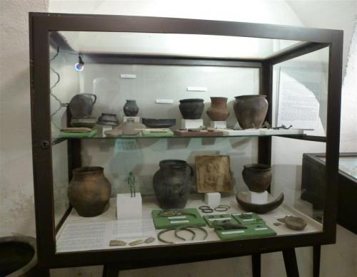 archeologické nálezy - hliněná keramika, pazourky, záušnice